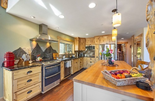 Serene Lakes Cabin | Enjoy the High Sierras at the Hillside Mountain Retreat, elegantly rustic cabin