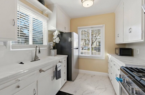 Stockton House | Enjoyable "Studio" 1-bedroom house, with AC and laundry in charming Stockton