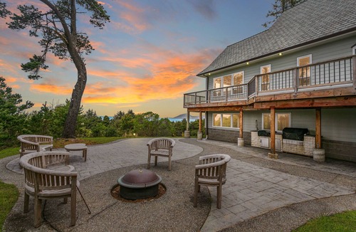 Gold Beach House | Epic ocean views w/easy walk to beach from this pet-free private retreat!