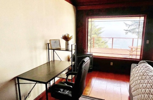 Klamath House | Escape to our spacious 4 bed 2-bath house with stunning ocean and river views