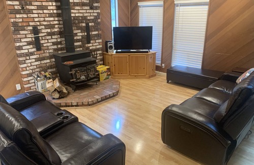 Lake Almanor Country Club Cabin | Excellent cabin with large deck 10+ guest capacity