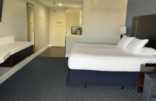 Old Towne Hotel | Executive King Room with Balcony, Free Breakfast and Parking Near Seal Beach