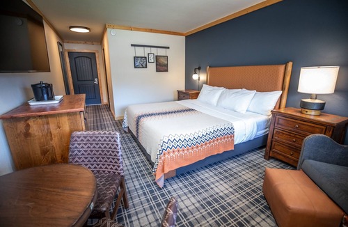 Mammoth Lakes Hotel | Experience Alpine Charm Near Mammoth Mountain & Sherwin Lake Views! 4 Units