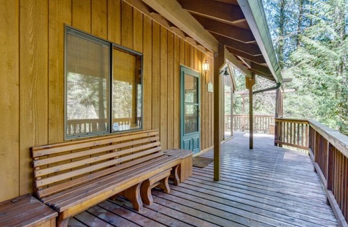Zigzag Cabin | Experience Moonshadow - Fresh & fun chalet on Mt. Hood. 10 minutes to Ski Bowl!