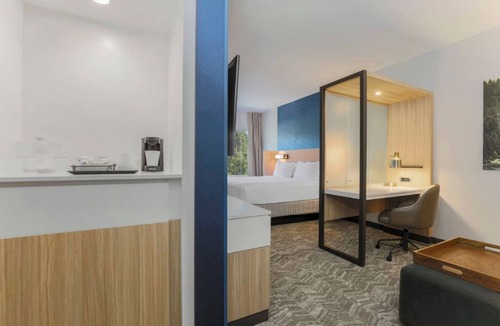 Truckee Hotel | Explore Donner Trails from Modern Room Perfect for Relaxation + Pets Allowed