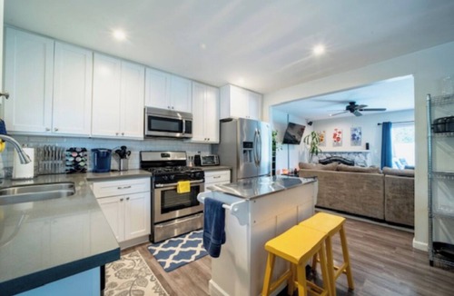 Sylmar House | Exquisite Home with Pool, BBQ, Yoga Room & Gym