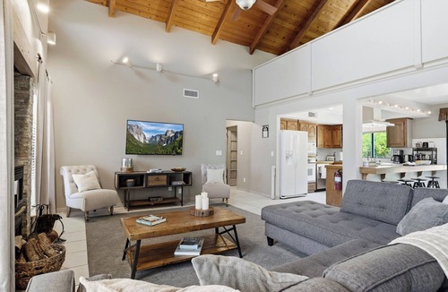 Oakhurst House | Family Friendly Retreat 35 min to Yosemite Hot Tub + Fire Pit Pets Welcome