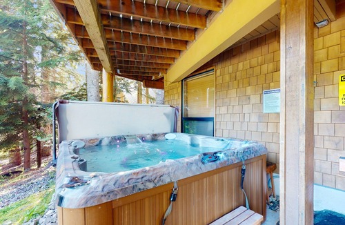Hyak Cabin | Family-friendly ski cabin with private hot tub, mountain and slope views, Wifi