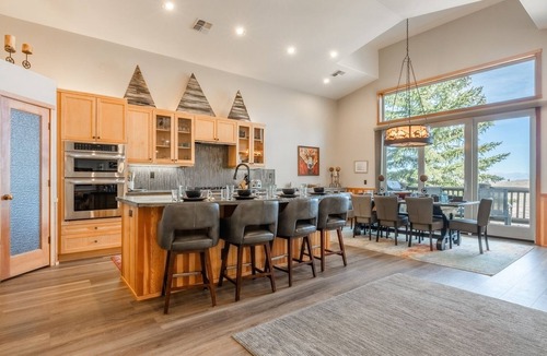 Mammoth Lakes House | Fantastic Mountain Townhome! Shared Hot Tub! Pool Table! Views!