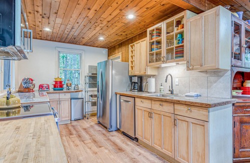 Zigzag House | Fantastic river cabin near Mount Hood with private hot tub, firepit & wood stove