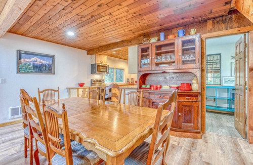 Zigzag House | Fantastic river cabin near Mount Hood with private hot tub, firepit & wood stove