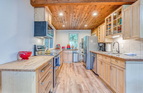 Zigzag House | Fantastic river cabin near Mount Hood with private hot tub, firepit & wood stove