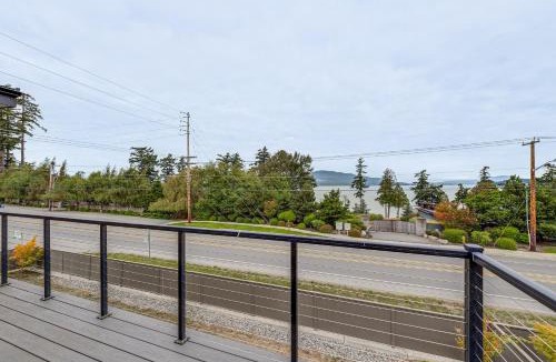 Anacortes House | Fenced Yard, Water & Island Views: Anacortes Home!