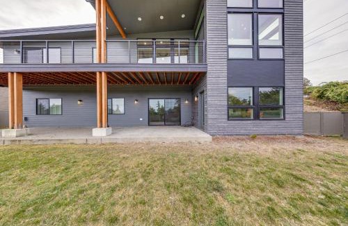 Anacortes House | Fenced Yard, Water & Island Views: Anacortes Home!