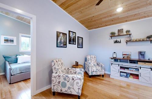 Carson House | Fire Pit & Mtn Views! Cabin | $1 Cleaning Fee