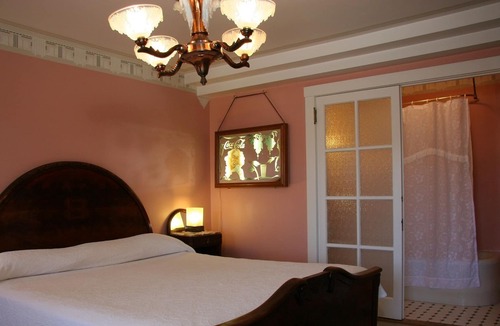 Pacific Grove Cabin | Fireplace/Art Nouveau 4 piece mahogany KINGBED set/captains round table/tub/show
