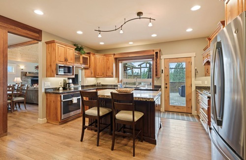 Westbrook Meadows House | Five Peaks - Gorgeous! Hot Tub, Mountain Views, Road to Mt Bachelor!