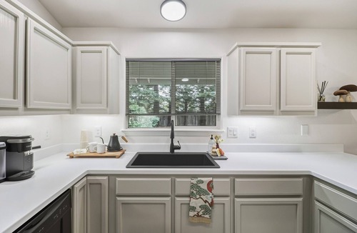 Redding House | Forest Homes Retreat – Mid-Century Modern Comfort in the Heart of Redding