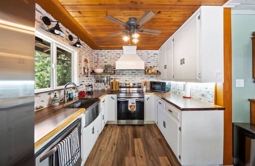 Fern Valley Cabin | Fox Den Lodge: Your Cozy Mountain Haven w/game room & Spa