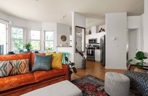 Queen Anne Apartment | Free Parking Chic King Bed 95 Walk Score Huge Patio!