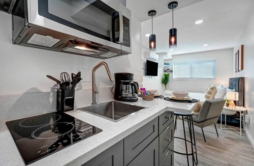 Alhambra Condo | Freshly Updated Studio in Alhambra + EV Charger