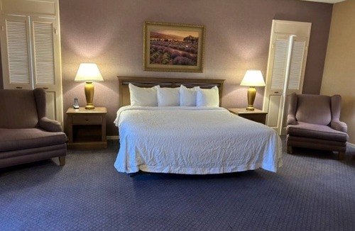 Raisin Hotel | Fresno Airport Stay with Free Shuttle Near Yosemite, Sequoia & Local Attractions