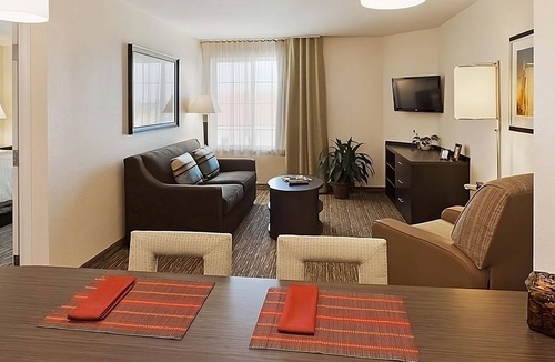 Anaheim Resort Hotel | Full Kitchen & Close to Disneyland & Anaheim Hotspots | 4 Suites Ideal for Group