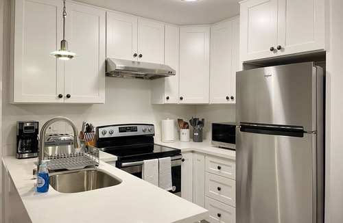Stanley Apartment | Fully renovated 2B/1b in Downtown