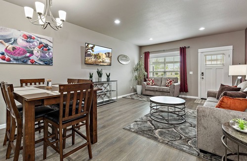 Medford House | Galaxy-Themed, Fastest WiFi, 3 King Beds Home