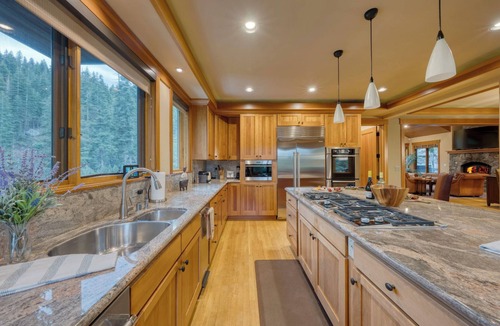 Olympic Valley Ski Chalet | Gated 4BR Chalet – Palisades Tahoe – Spa Under the Stars, Walk to Dining, AC