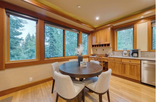 Olympic Valley Ski Chalet | Gated 4BR Chalet – Palisades Tahoe – Spa Under the Stars, Walk to Dining, AC
