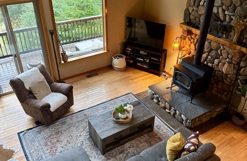 Crescent City House | Golden Grove On the River! Amazing home above the Smith River.