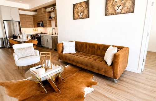 Downtown Sacramento Hotel | Golden One DOCO Downtown Balcony Suite with Skyline View