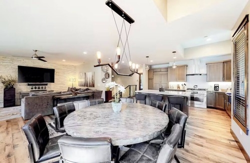 South Lake Tahoe Villa | Gondola Vista 4 Bedroom Villa w/Hot Tub