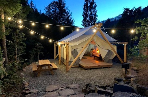 Idleyld Park RV Rental | Gorgeous Glamping Tent with a Fire Pit near Umpqua National Forest, Oregon
