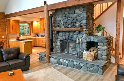 Maple Falls House | Gorgeous Lakefront Cabin