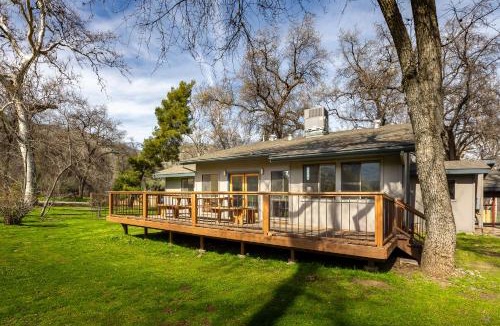 Kaweah House | Grand Riverside Retreat - 150 yds from the River