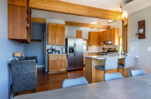 White Salmon House | Grandview - Fully Updated! Hot Tub, River, Gorge, Mt Hood Views, Quiet White Salmon