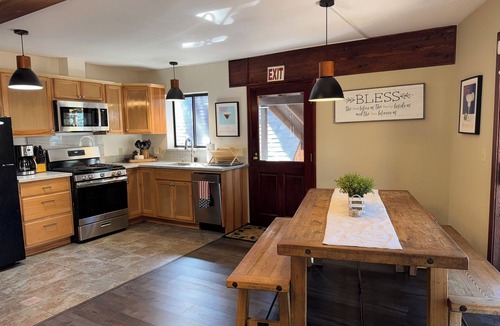 Lincoln Park Cabin | Great Lake Location, Kayak/SUP 1 min, Casinos 12 min, Skiing 14 min. Sleeps 6
