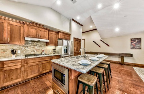 South Lake Tahoe House | Great location! Walk to Gondola & Lake |Tahoe woods #603