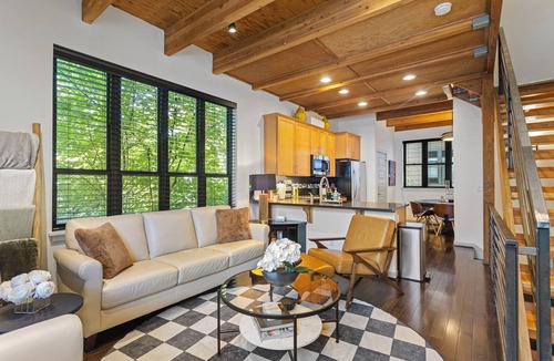 Green Lake House | Green Lake Modern K/Q + Parking | Stadium Access