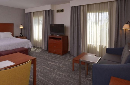 Greenacres Hotel | Hampton Inn and Suites Bakersfield North-Airport