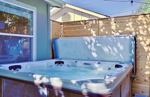 Ellensburg House | Happy's Hideaway w/Hot Tub, Sleeps 12, Downtown!