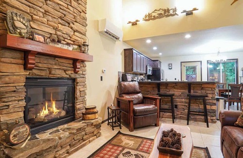 Warnick Cabin | Hearthstone | Hot Tub Fireplace 2 Kings