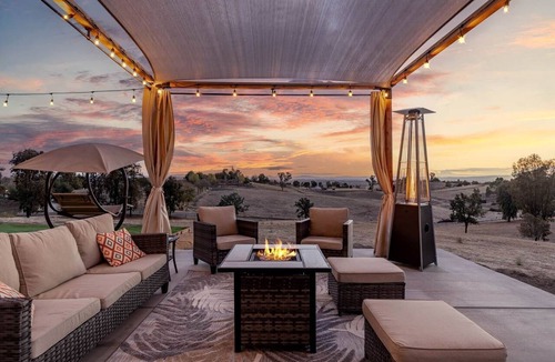 San Miguel House | Heavenly Vacation Retreat with Sweeping Vineyard Views near Paso Robles Wineries in California