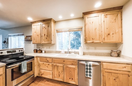 Arnold Cabin | Hibernation station Peaceful Cabin Retreat - Fireplace, Hiking, blue lake spring