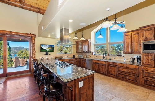 The Village Cabin | High-End Custom Luxury Estate w/Panoramic Lake Views! A/C! HOT TUB! PET FRIENDLY! Putting Green! Game Room!