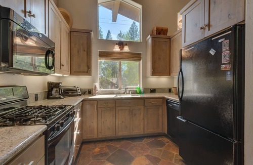 Lake Forest House | High Sierra by Tahoe Getaways - Dollar Point 4BR w Yard, Hot Tub & Dog Ok!