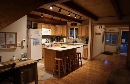 Packwood Cabin | High Valley Hideaway - Wi-Fi, Hot Tub, Smart TV's, BBQ