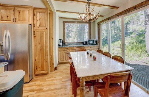 Echo Lake Cabin | Hike, Ski & Explore! Spacious Home in Twin Bridges